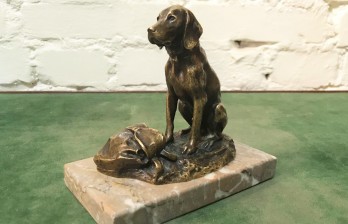 Бронзовая антикварная скульптура собака с рюкзаком